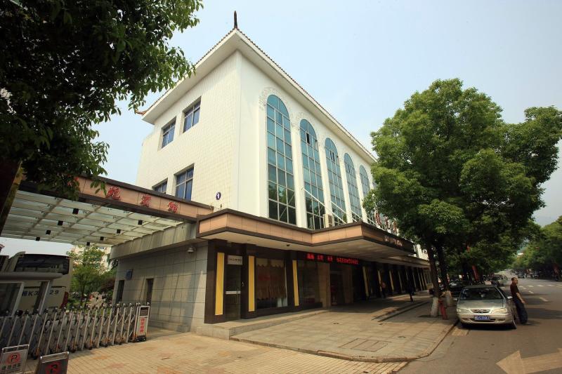 衡陽南岳銀苑賓館安裝明邦250kw康明斯發(fā)電機(jī)一臺(tái)
